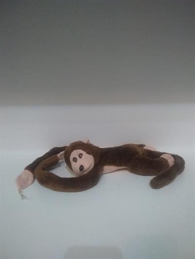 Macaco de pelúcia agarradinho