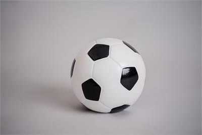 Antiga Bola De Futebol Deitada No Capim Para O Futebol De Rua